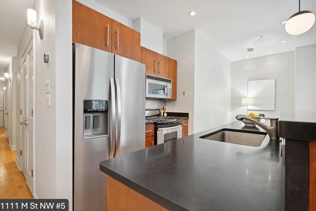 Building Photo - Charming 2 BR/2 BA Condo in Logan Circle!