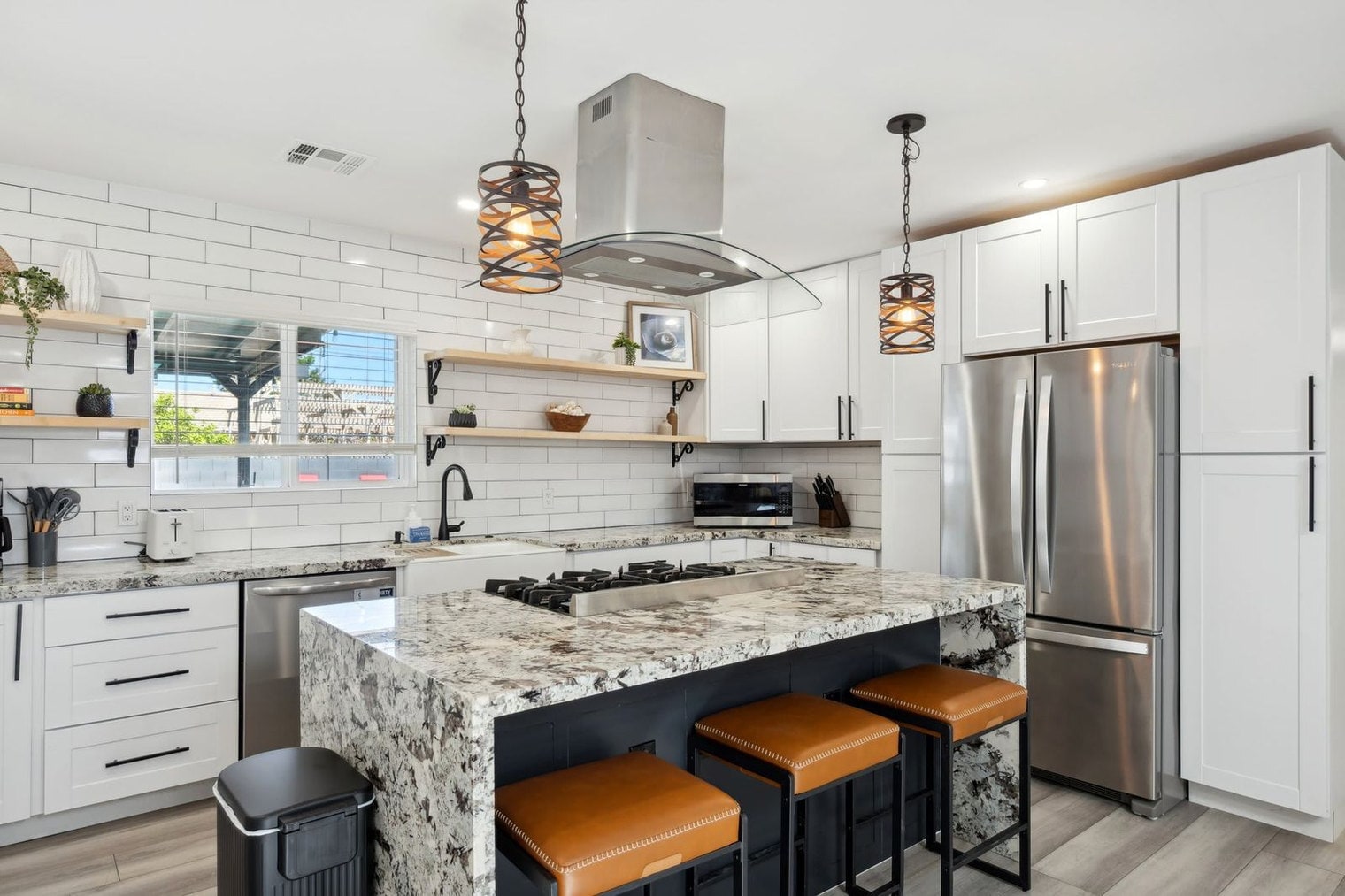 Building Photo - 636 E 6th Pl