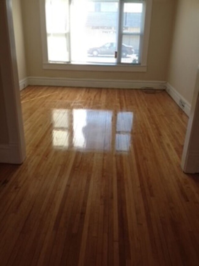 Building Photo - AVAILABLE AUGUST- Beautiful 3 Bed, 1 Bath Home