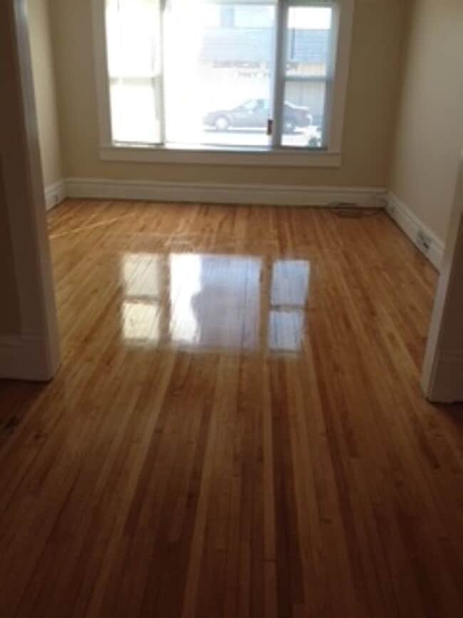 Building Photo - AVAILABLE NOW - Beautiful 3 Bed, 1 Bath Home