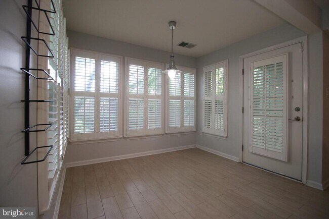 Building Photo - 7500 Calderon Ct