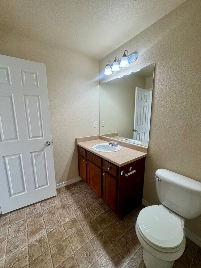 Building Photo - Updated Townhome in North Colorado Springs