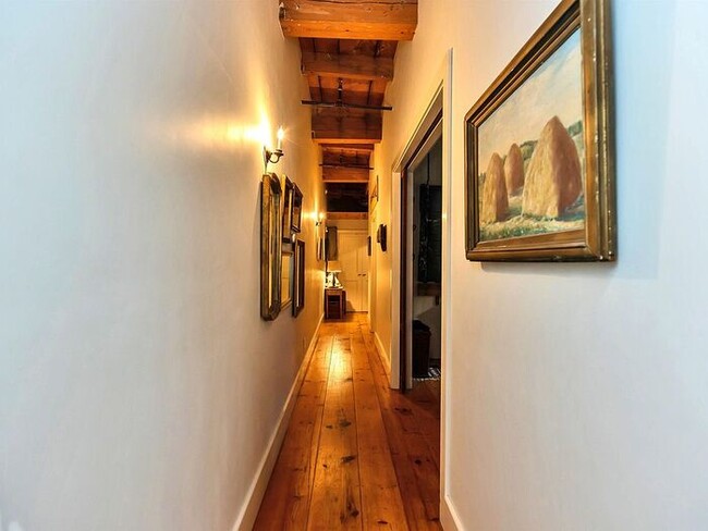 Building Photo - High end stunning condominium located at t...