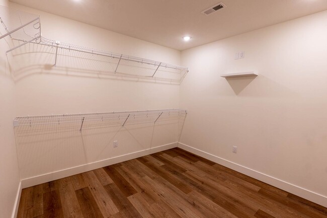 Building Photo - 4Bedroom/3bath Townhome