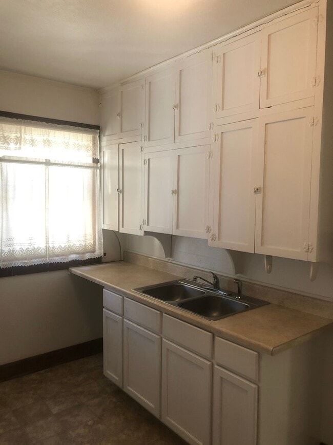 Building Photo - MOVE IN SPECIAL!