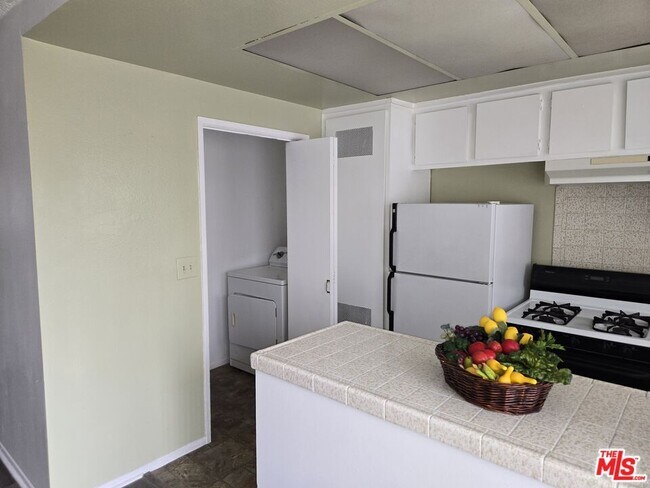 Building Photo - 1233 Tamarind Ave