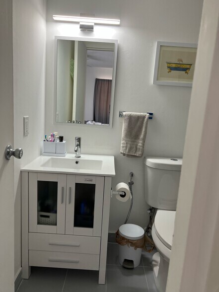 Main Bathroom - 8425 Harding Ave