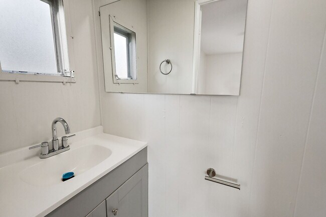 Building Photo - 123 Camellia Dr