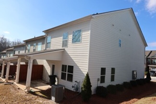 Building Photo - Beautiful 3 Bedroom Townhome-End Unit!