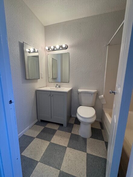 Building Photo - 1209 E Adams St