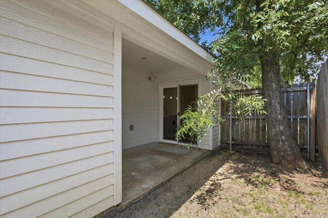 Building Photo - 104 S Jordan St