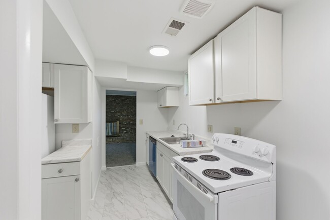 Building Photo - Charming 3 BR/2.5 BA Single-Family Home in...