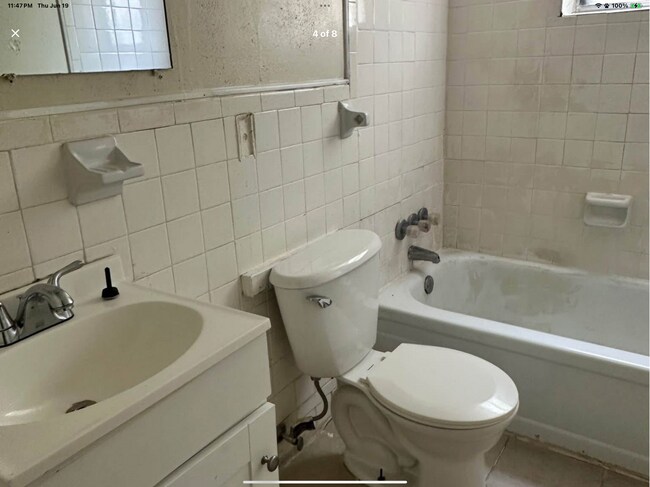 Building Photo - Downstairs 2 Bed / 1 Bath Apartment with Electric, Water, Trash & Gas INCLUDED