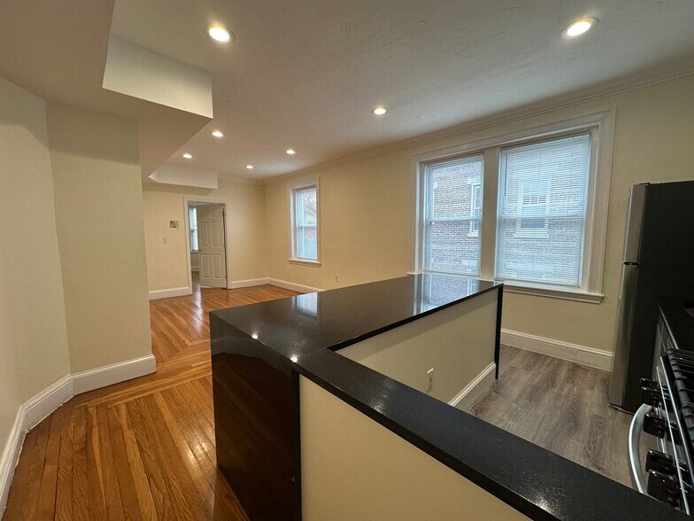 Building Photo - 55 Thatcher St