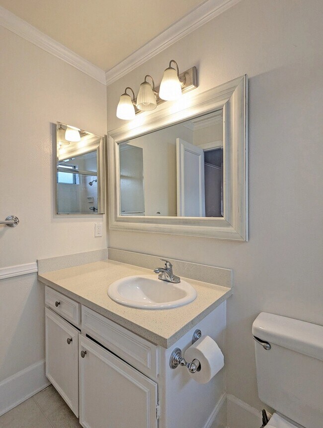 Building Photo - 1335 S Carmelina Ave