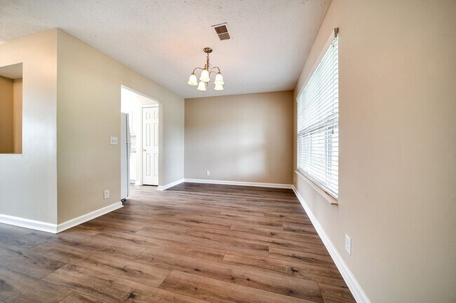 Building Photo - 102 Wagon Ct