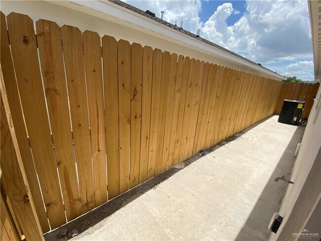 Building Photo - 16 Angelina Dr