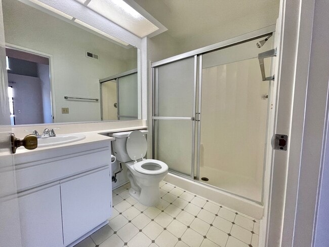 Building Photo - 2 Bed 2 Bath Corner Townhome