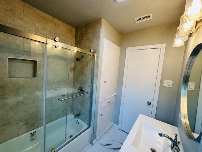 Building Photo - 2504 Avon Dr