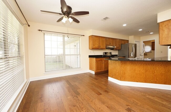 Building Photo - Shalimar Location