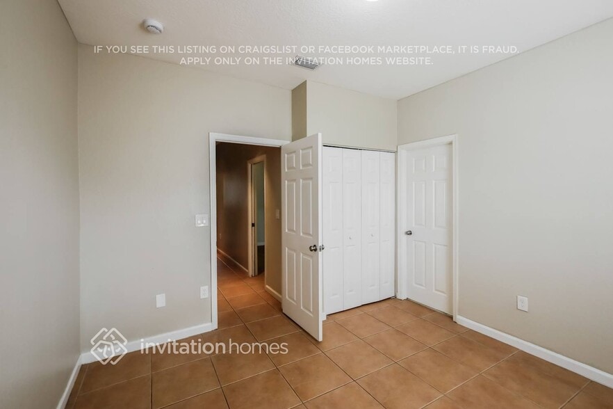 Building Photo - 8899 N Isles Cir