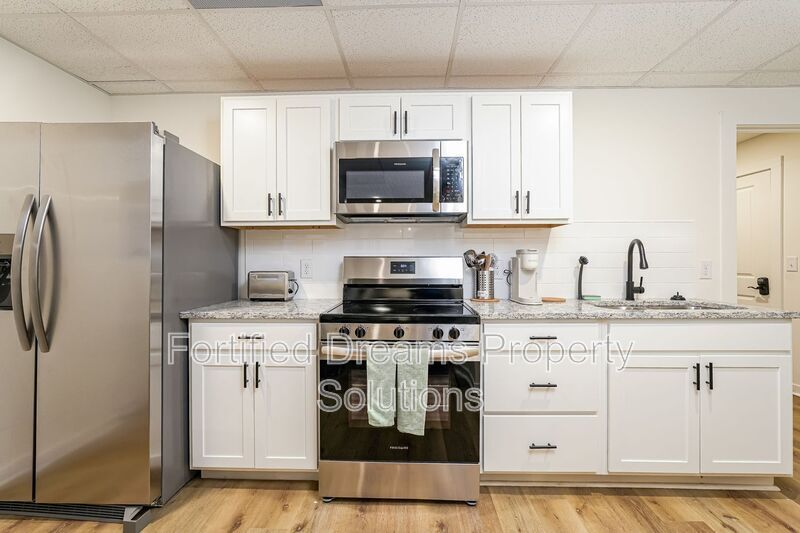 Building Photo - 2422 Queen St