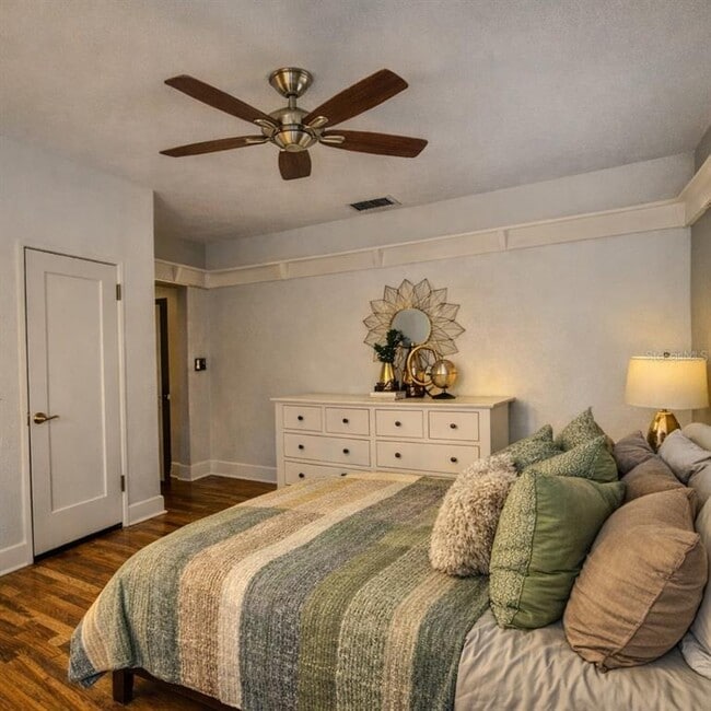 Building Photo - 205 25th Ave NE