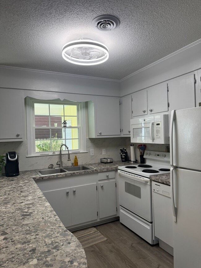 Building Photo - FULLY FURNISHED Wooded Oak Island area  3 Bed/1 Bath