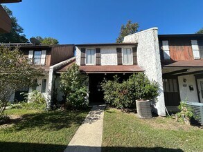 Building Photo - Spacious Town Home