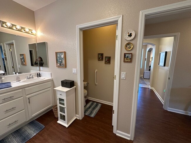 Building Photo - La Ventana Estates 3 bdrm Townhome Available