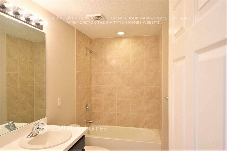 Building Photo - 2261 SE Heathwood Cir