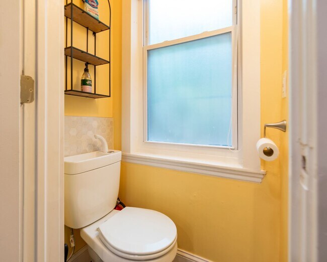 Building Photo - Two Bed East Kensington Townhouse