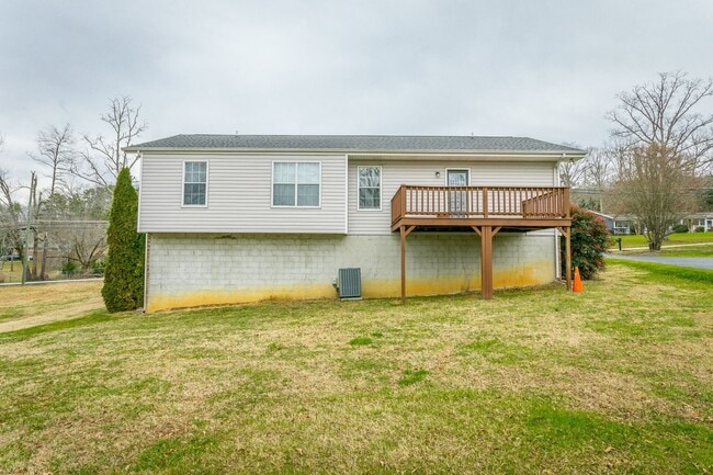 Building Photo - 3 Bedroom 2 Bath Massive Garage