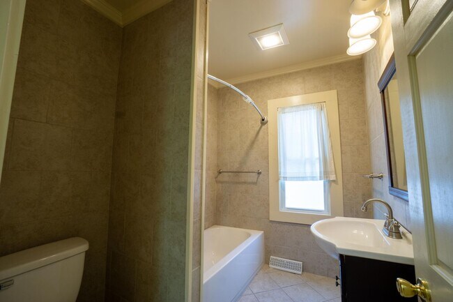 Building Photo - Newly renovated 3 bedroom apartment close ...