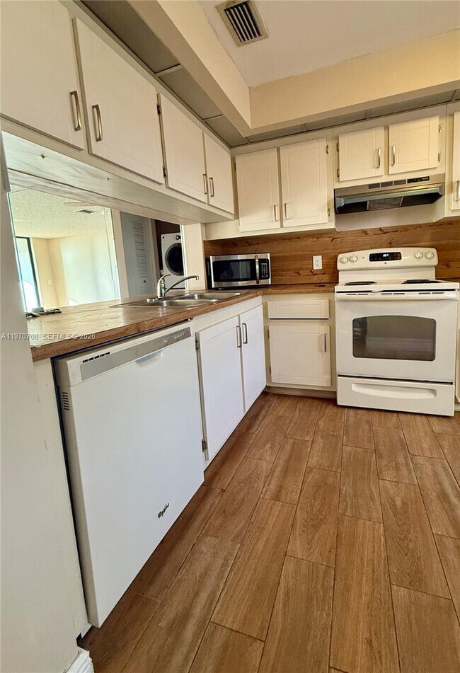 Building Photo - 201 Lake Pointe Dr