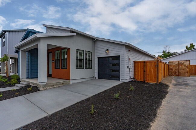 Building Photo - Bright and Beautiful 3 bedroom 2 full bathroom Home! Attached two car tandem garage with large en...