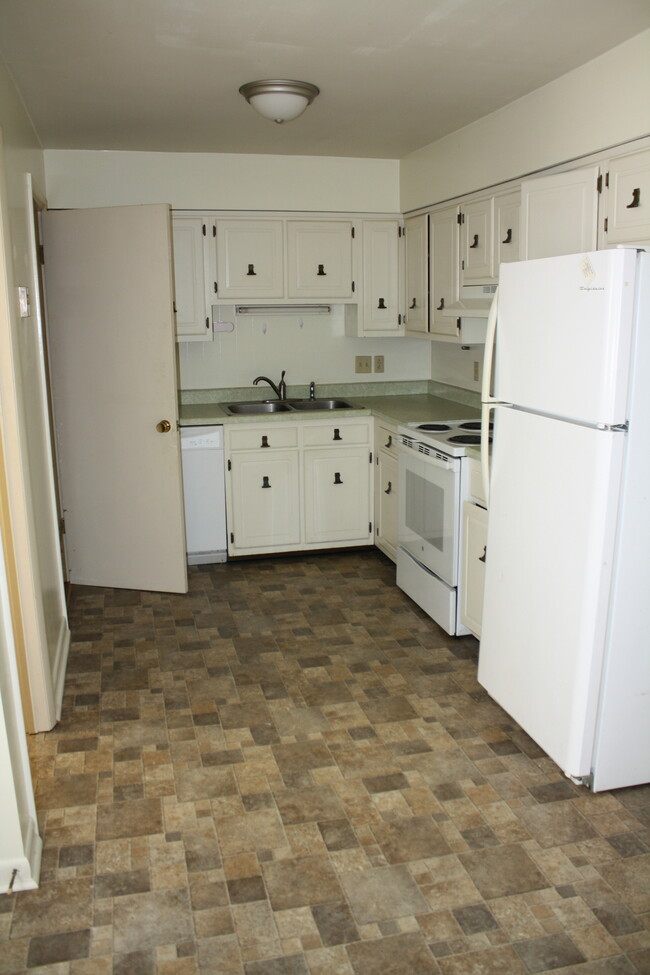 Kitchen - 505 E Spiller St