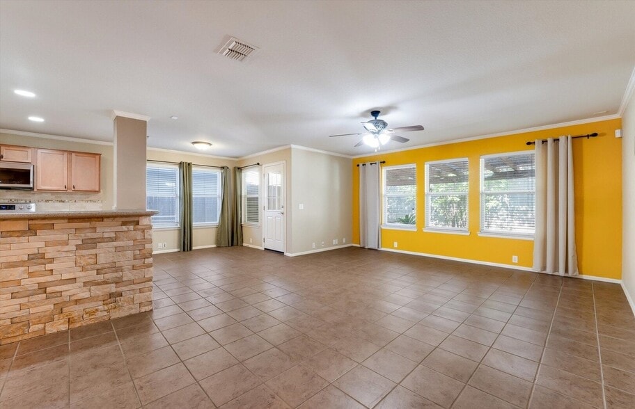 Building Photo - 5248 Columbia Dr