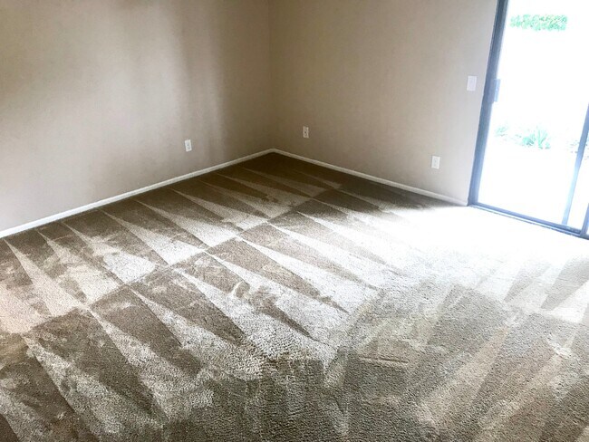 Building Photo - Two Bedroom, 2 Bathroom Condo in a Beautiful Community in Huntington!
