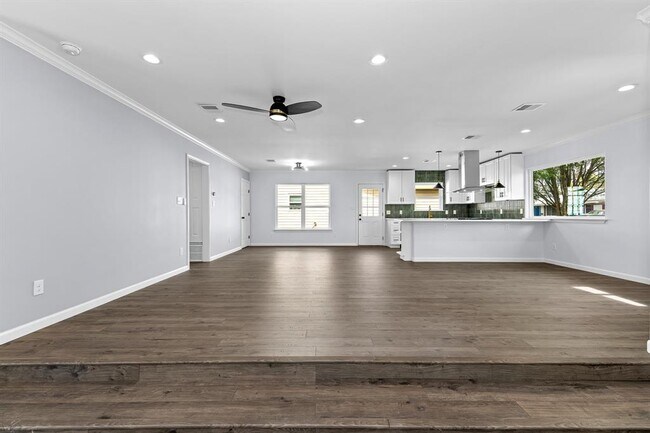 Building Photo - 1307 Yorkshire Dr