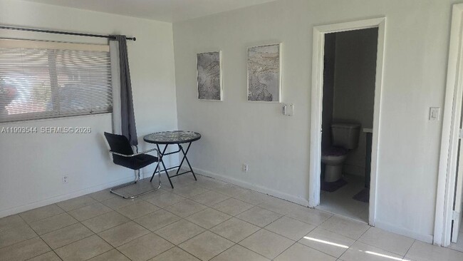 Building Photo - 1544 Arthur St