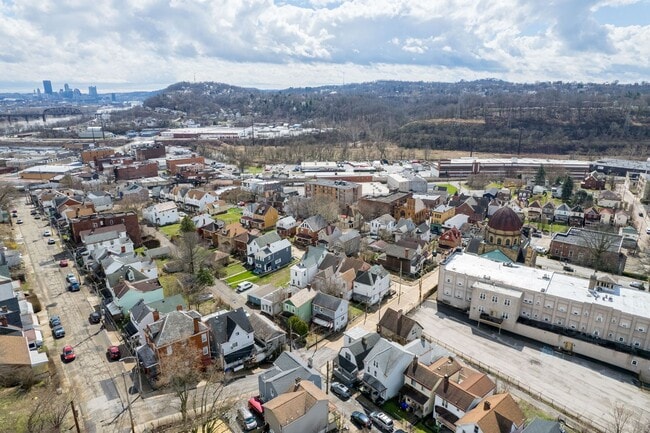 Building Photo - Stunning 3 bedroom home in McKees Rocks available April 15!
