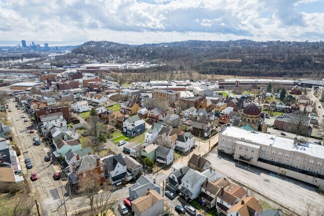 Building Photo - Stunning 3 bedroom home in McKees Rocks available May 15!