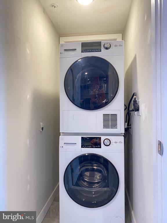 Building Photo - 1 W Main St