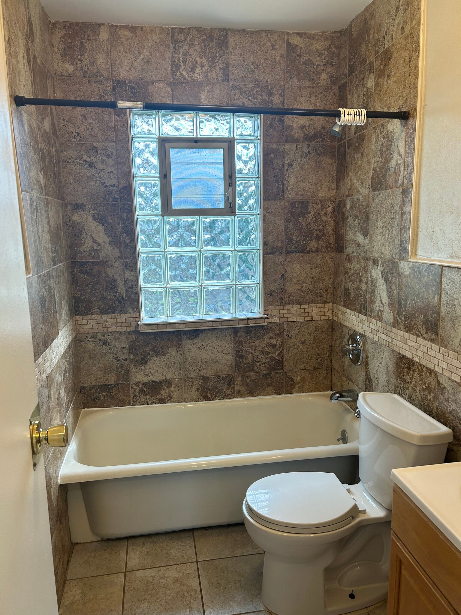 Building Photo - 940 Mirror St