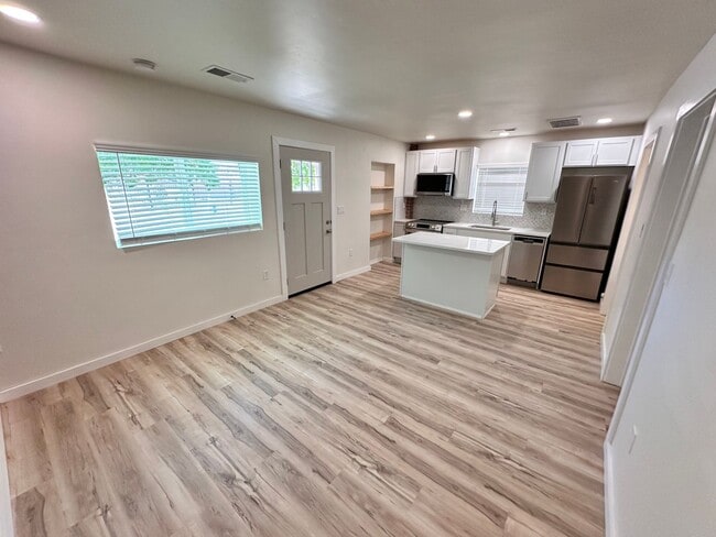 Building Photo - Luxurious 1 Bed 1 Bath Home: Your Oasis Aw...