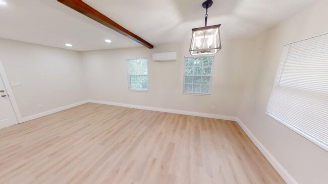 Building Photo - Charming 2 bedroom 1 bath - move in ready