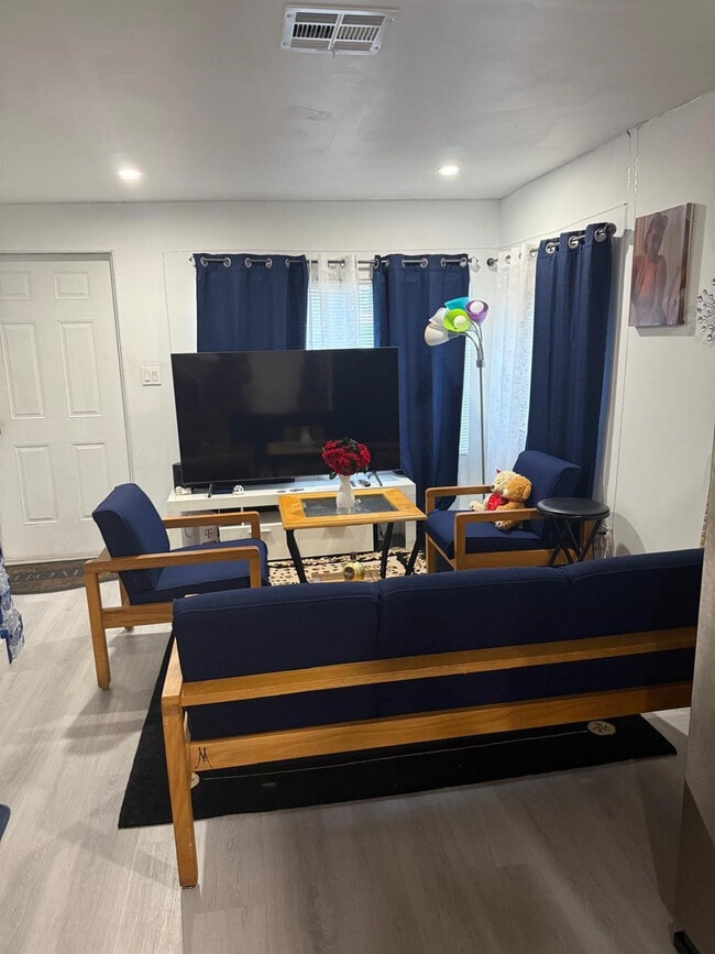 Building Photo - 1116 W 32nd St