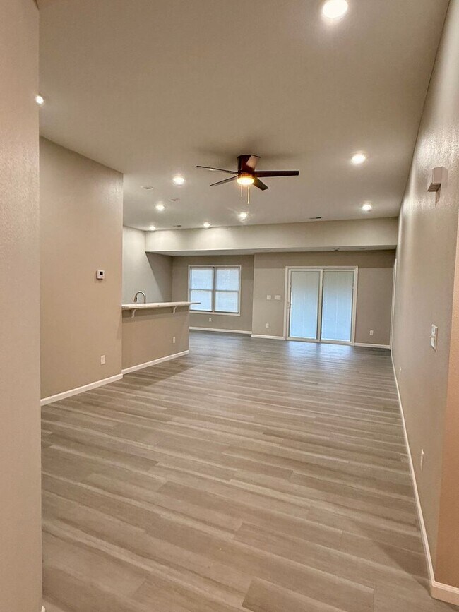 Building Photo - 1291-MF3-E