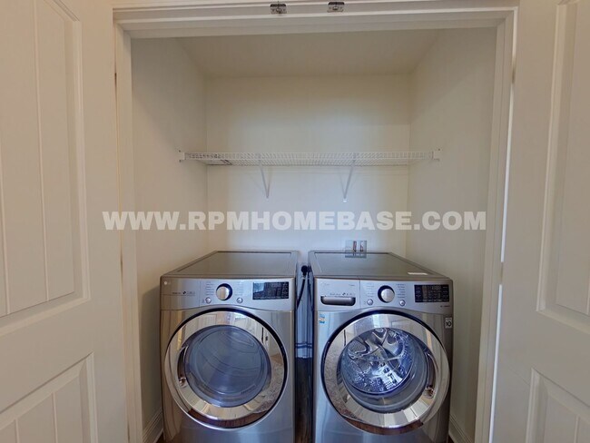 Building Photo - Modern 3-Bedroom Townhome with Stylish Upd...